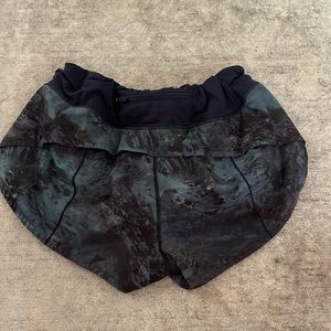 speed up lululemon shorts. size 6/8. 2.5 inseam